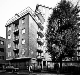 Il condominio al n. 2 di via De La Salle a Milano, dove abitava Emilio De’ Rossignoli, in una rielaborazione che ci porta indietro nel tempo... 